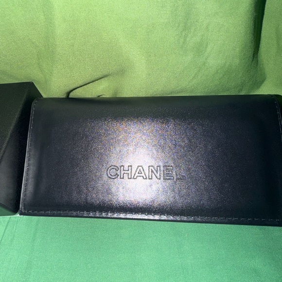 CHANEL Monochrome Sunglasses with Logo - Picture 6 of 7
